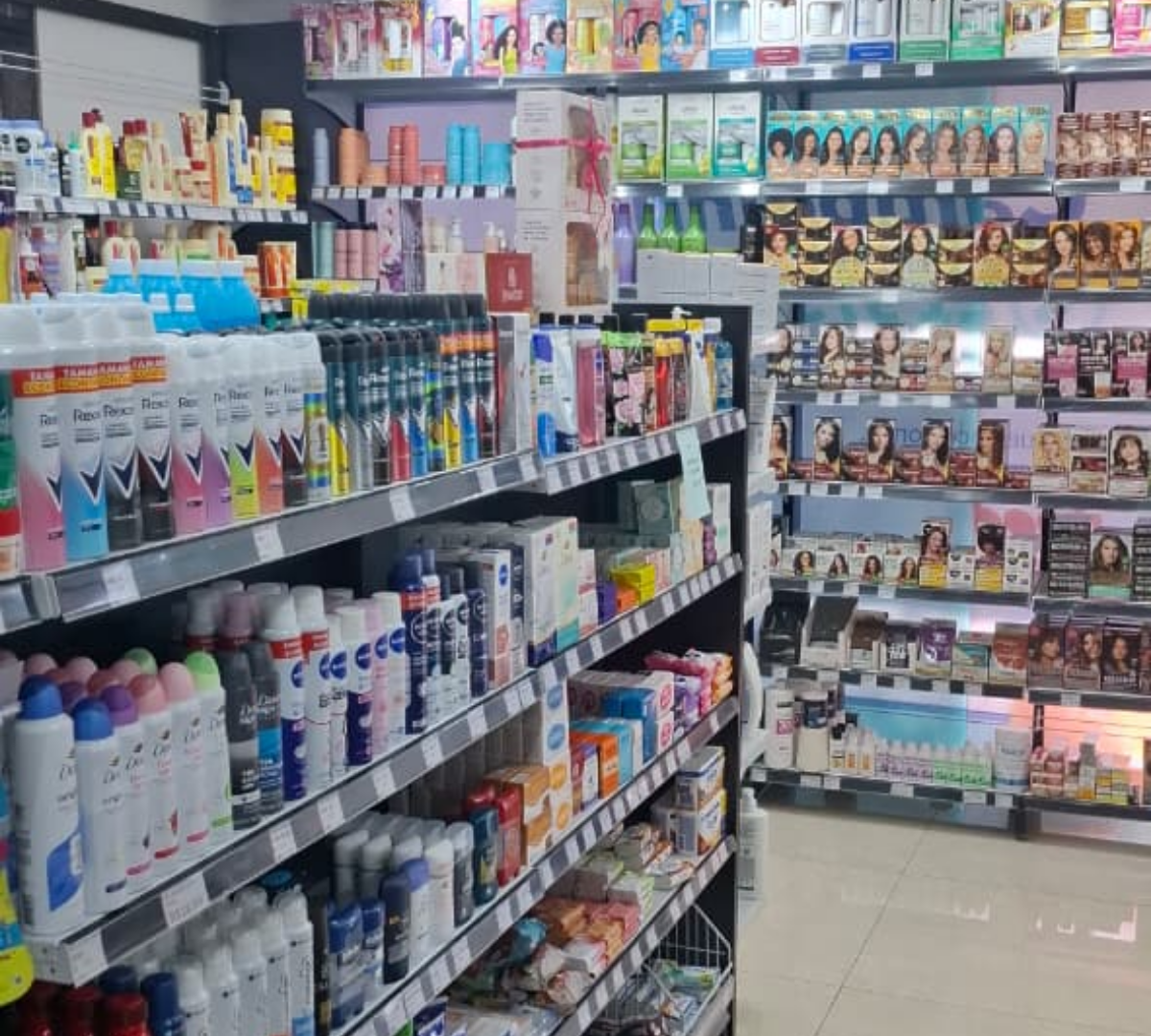 Farmacêutica atendendo cliente com atenção e cuidado